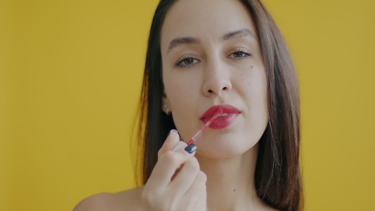 mujer aplicando lápiz labial
