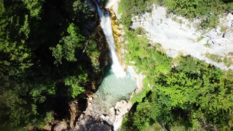 Una-Toma-Aérea-Lejana-De-Una-Cascada-En-Medio-De-Un-Bosque