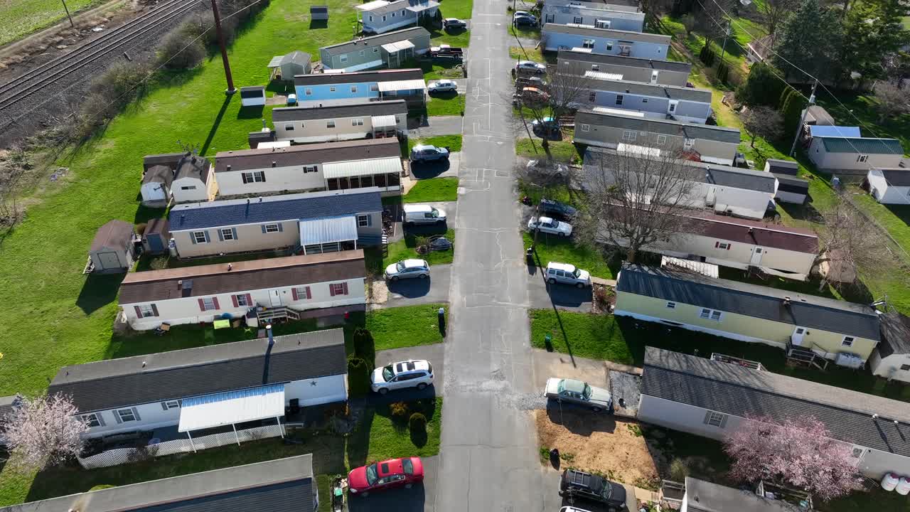 Toma aérea de establecimiento de una zona residencial en una mañana soleada en EE. UU.