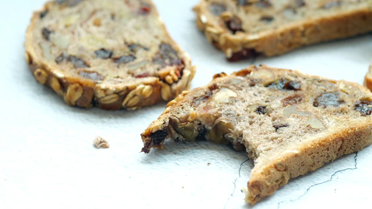 primer plano de pan de frutas y nueces en rodajas