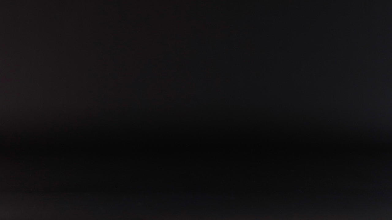 bola de tenis rebotando contra un fondo oscuro