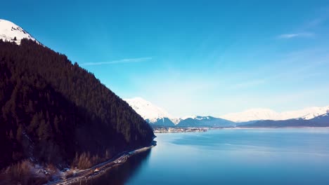 Vídeo-De-4.000-Drones-De-Seward,-La-Playa-De-Alaska-Y-Las-Montañas-Cubiertas-De-Nieve-Circundantes-En-Un-Día-Nevado-De-Invierno