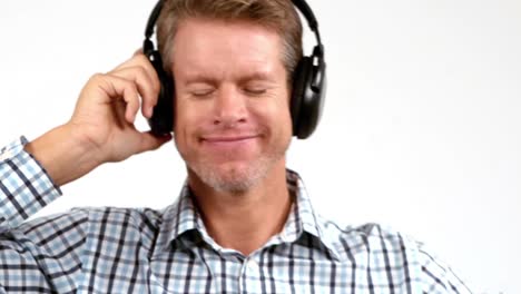 een casual man die van zijn muziek geniet.