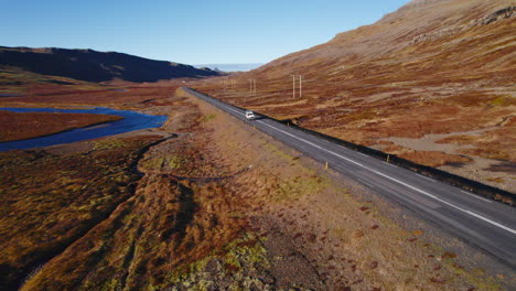 Land-Rover-Defender-Blanco-Conduciendo-Por-Una-Carretera-Vacía-En-El-Campo-De-Islandia