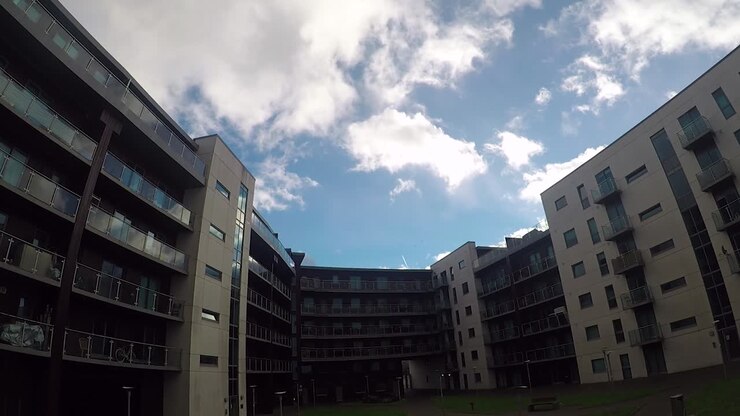 Time-lapse de nuvens sobre os edifícios.