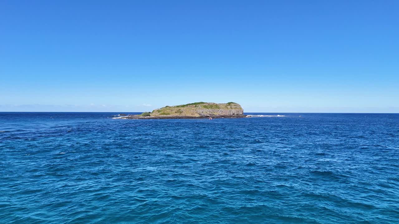 은 파란 하늘 아래 바다로 둘러싸인 섬