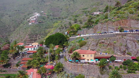 Exotische-Stadt-Masca-Mit-Palmen-Auf-Einer-Steilen-Bergklippe,-Kanarische-Inseln,-Spanien