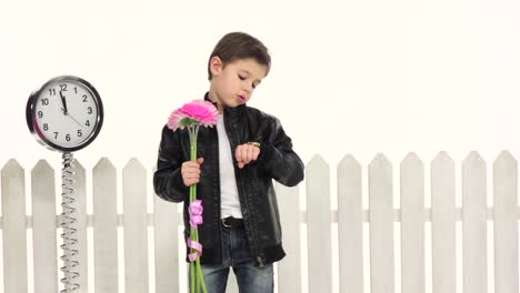 niño con flores y un reloj