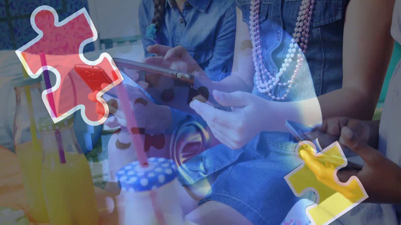 animación de piezas de rompecabezas coloridas y cabezas humanas sobre niños utilizando tabletas