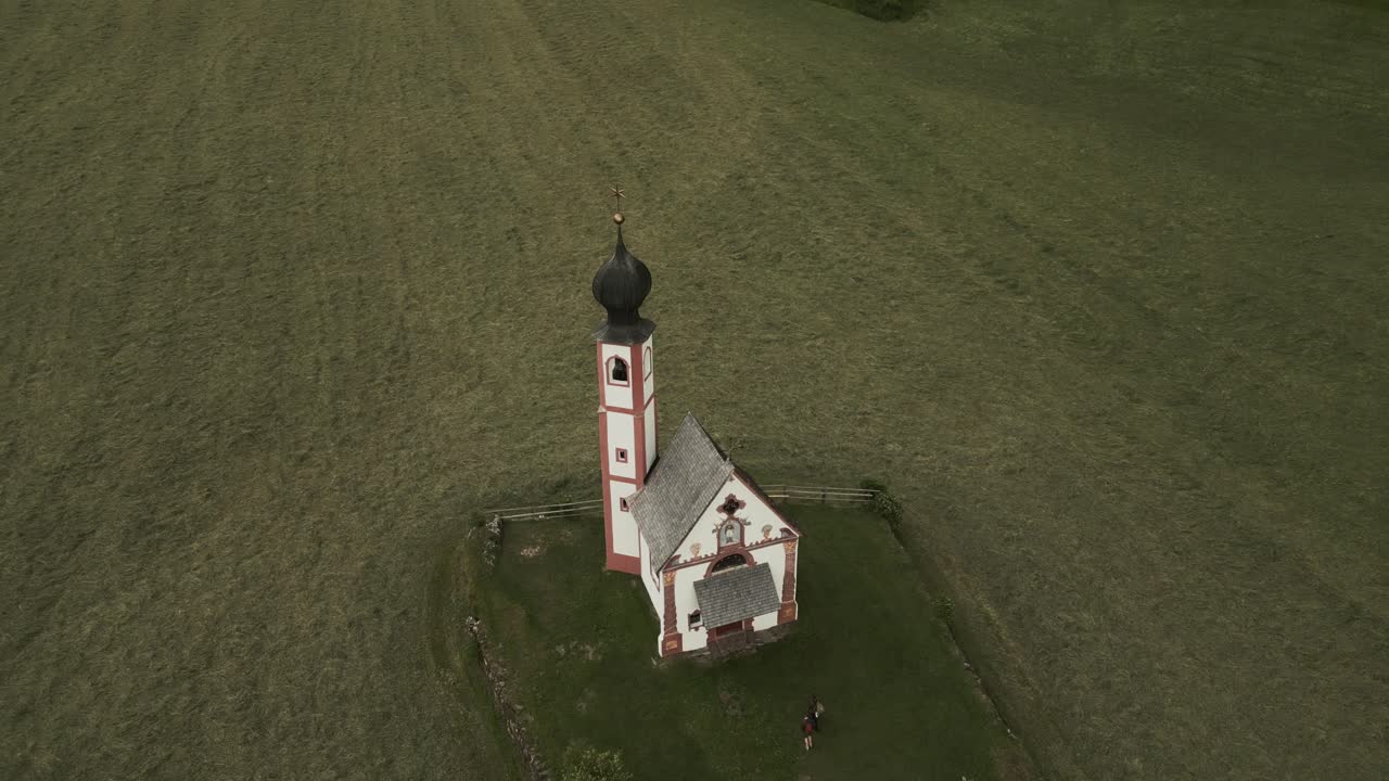 imagen de un avión no tripulado de funes valley, italia