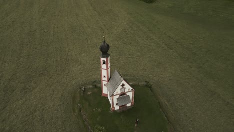 imagen de un avión no tripulado de funes valley, italia