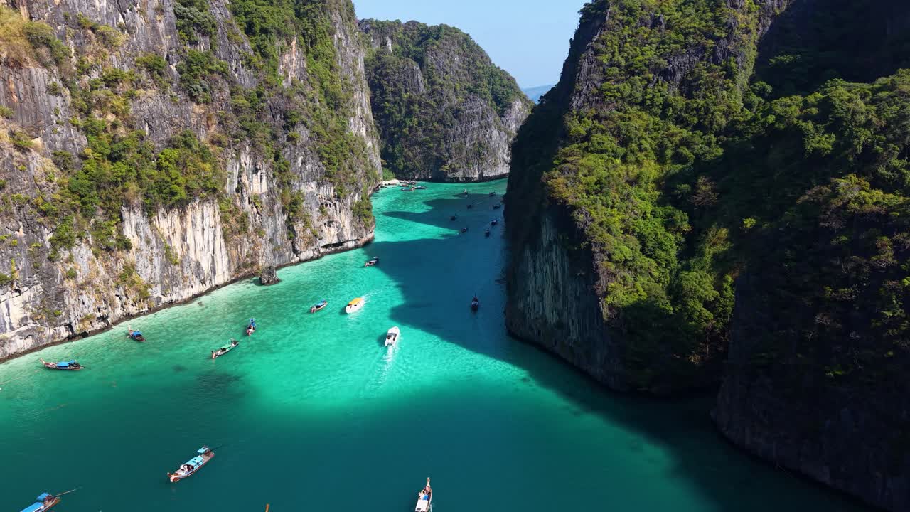 Vista aerea della laguna di Pi Leh a Krabi, Thailandia, che mostra acque turchesi, scogliere lussureggianti e barche tradizionali. Catturata con dettagli vividi e illuminazione naturale, Thailandia