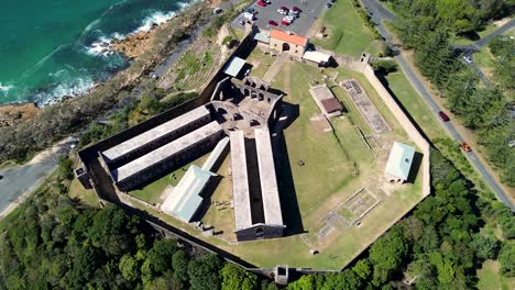 Dron-Aéreo-Tiro-Panorámico-Bahía-De-Prueba-Cárcel-Promontorio-Costa-Edificio-Ruinas-Prisión-Arquitectura-Viajes-Turismo-Nsw-Suroeste-Rocas-Kempsey-Nsw-Australia-4k