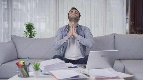 hombre empresario orando mientras hace negocios.