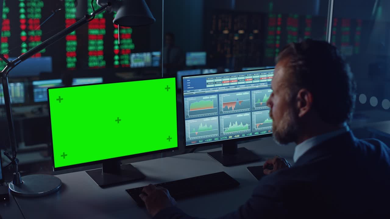 analistas profesionales de datos financieros que trabajan en una computadora con pantalla verde en una oficina de monitoreo moderna con análisis en vivo en una gran pantalla digital. sala de monitores con especialistas en finanzas.