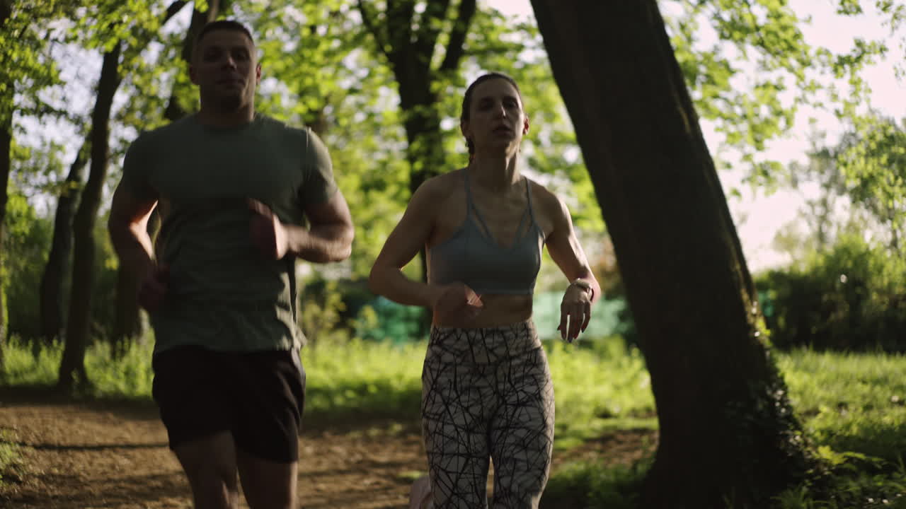 Una pareja corriendo en un parque.