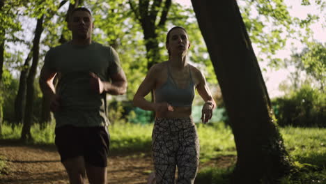 una pareja corriendo en un parque.