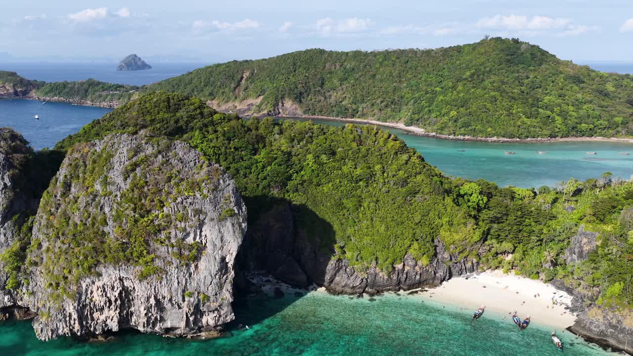 Cảnh quay drone lướt qua những vách đá vôi xanh tươi và làn nước xanh ngọc tại quần đảo Phi Phi, Thái Lan.