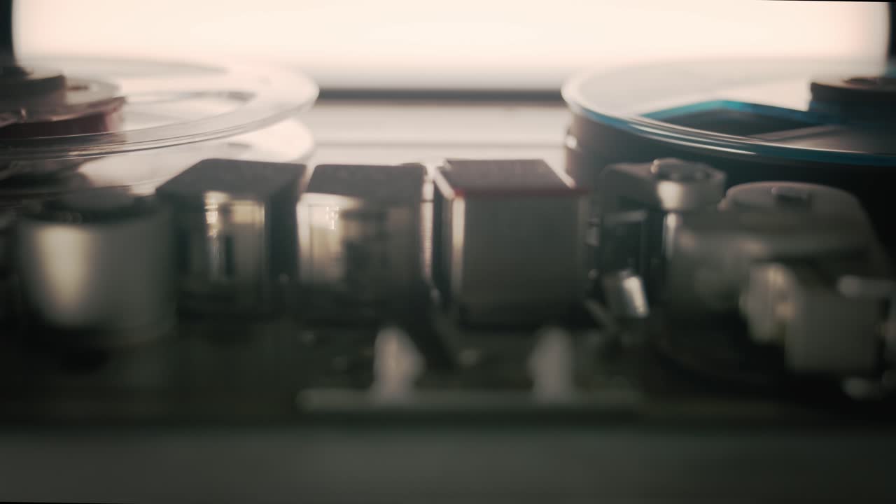 전문 녹음 장치의 테이프가 끝에 있고 여전히 회전 중입니다.