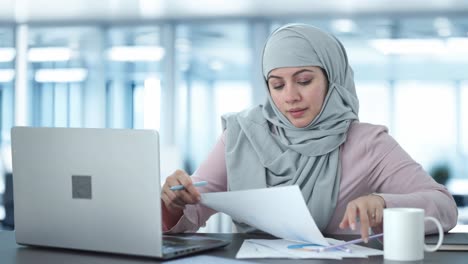 mujer de negocios musulmana feliz trabajando en una oficina