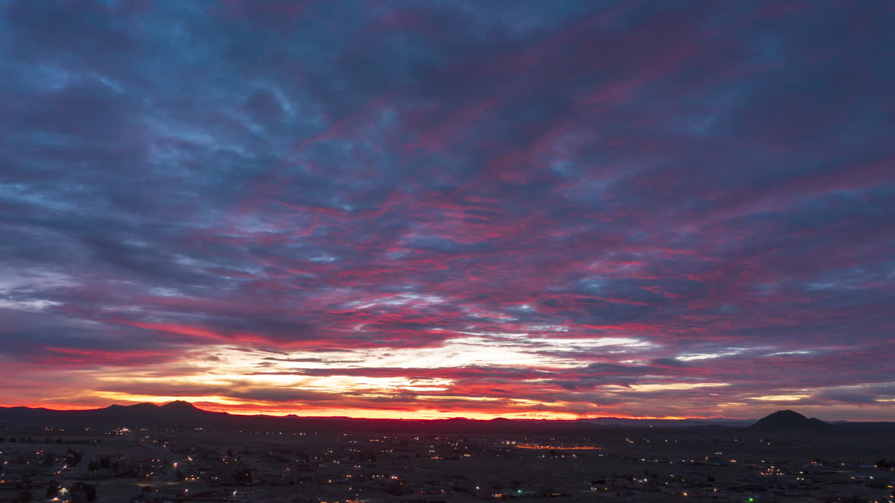도시 위에서 볼 때 눈부시게 화려한 일출 동안 모하비 사막에 있는 캘리포니아, 캘리포니아 상공의 공중 하이퍼랩스