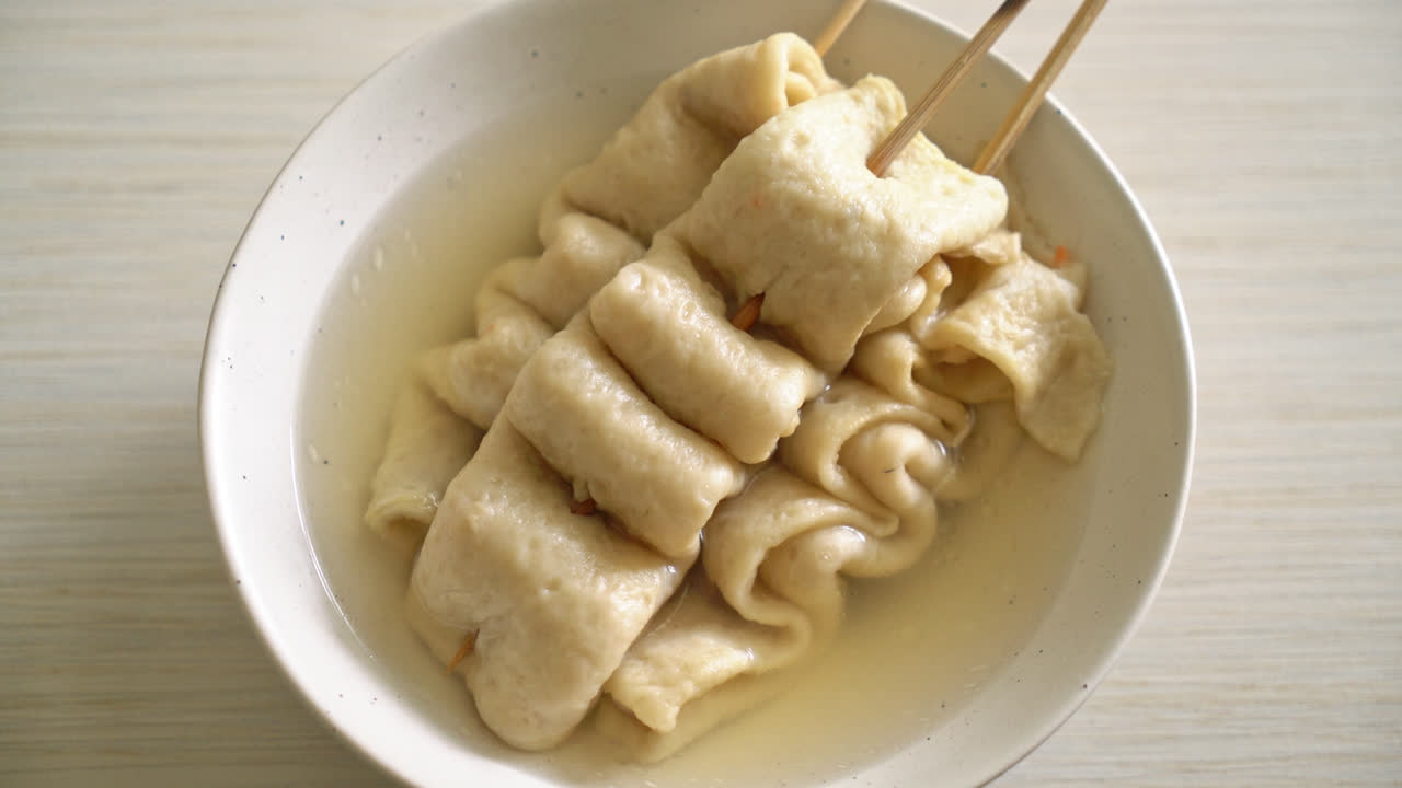 오뎅 - 수프에 든 한국 어묵 꼬치 - 한국 길거리 음식 스타일