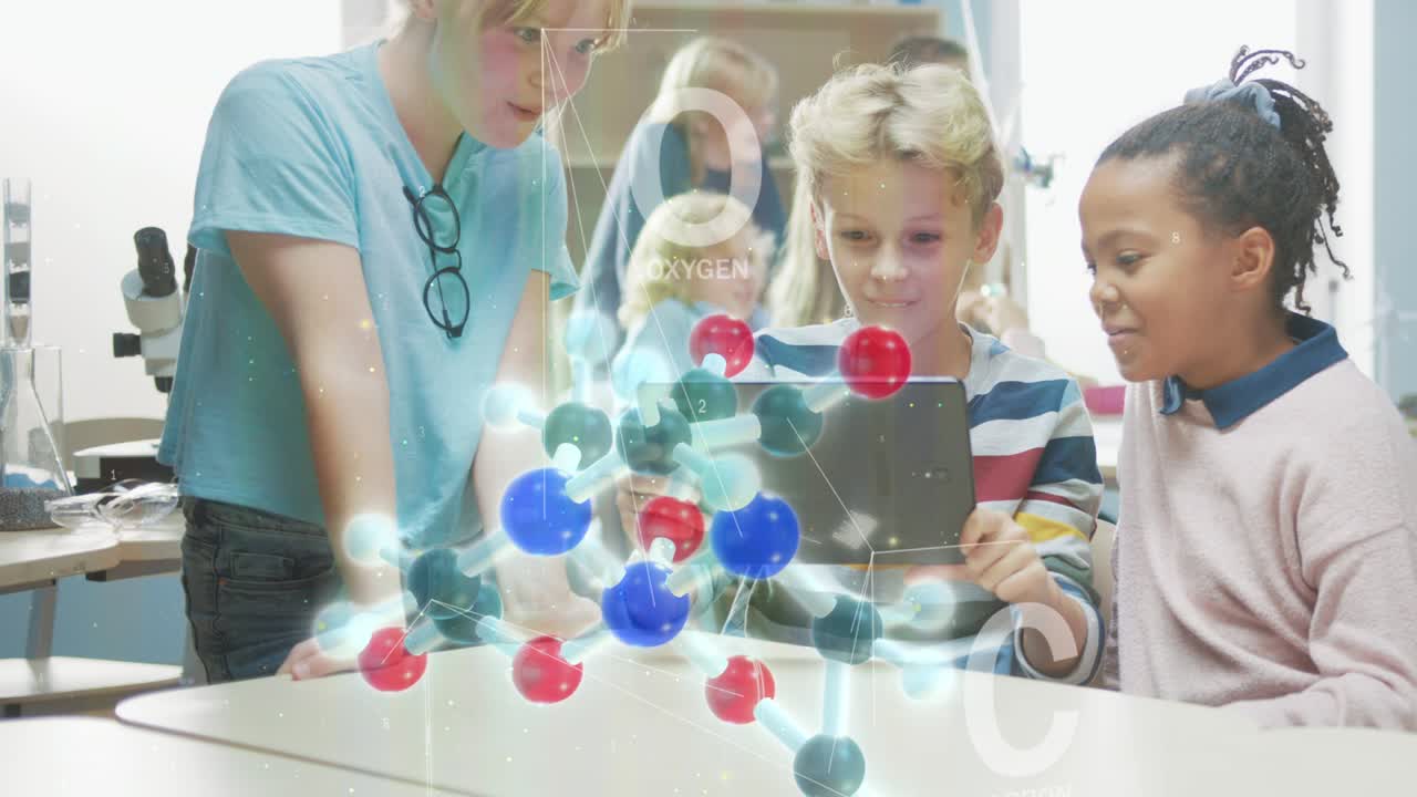 трое разнообразных школьников в классе химии используют цифровой планшетный компьютер с приложением дополненной реальности, глядя на образовательную 3d-анимацию молекулы.