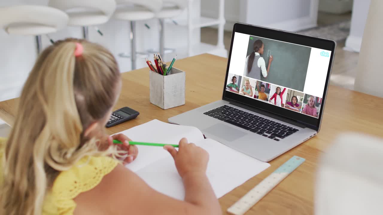 composición de una niña que usa una computadora portátil para una lección en línea en casa, con un maestro y una clase diversos en la pantalla