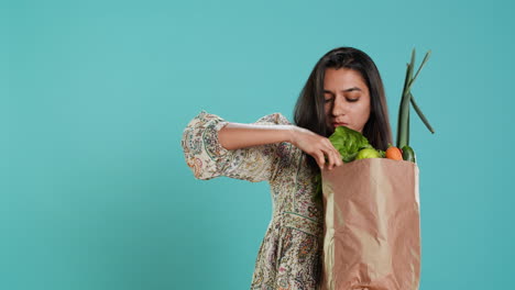 vegetariano comprobando que las frutas y verduras están maduras