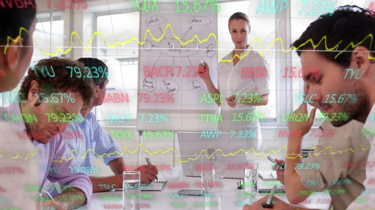 animación del procesamiento de datos del mercado de valores sobre una mujer caucásica haciendo una presentación en la oficina.