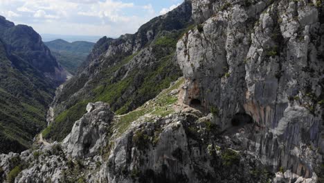 el dron revela la formación alpina de montañas geológicas escénicas en el monte dajti, destino de vacaciones de viaje en europa para excursionistas y viajeros intrépidos de aventura.