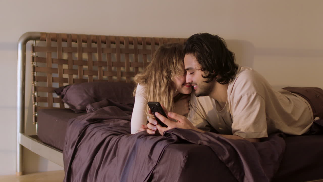 Coppia felice sul letto