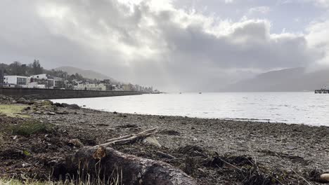 Hermoso-Día-De-Primavera-A-Orillas-Del-Lago-Eil-Con-Fort-William-Al-Fondo