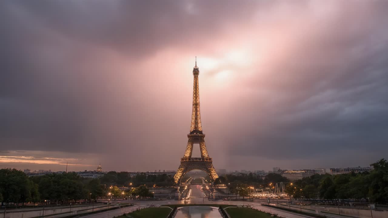 Una notte drammatica su Parigi: La Torre Eiffel illuminata sotto cieli tempestosi e fulmini fragorosi, catturando la potenza grezza della natura nell'eleganza urbana.