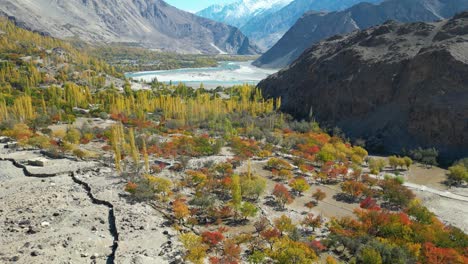 Toma-Aérea-Delantera-De-La-Ciudad-De-Skardu-Durante-La-Primavera-En-Pakistán.