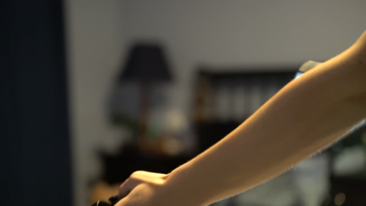 방에 있는 컨트롤러와 가상 현실 vr 싸움 및 펀칭, 클로즈업