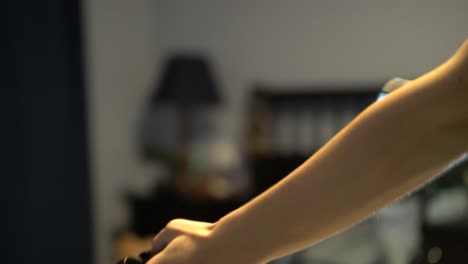 realidad virtual vr luchando y golpeando con controladores en la habitación, cerrar