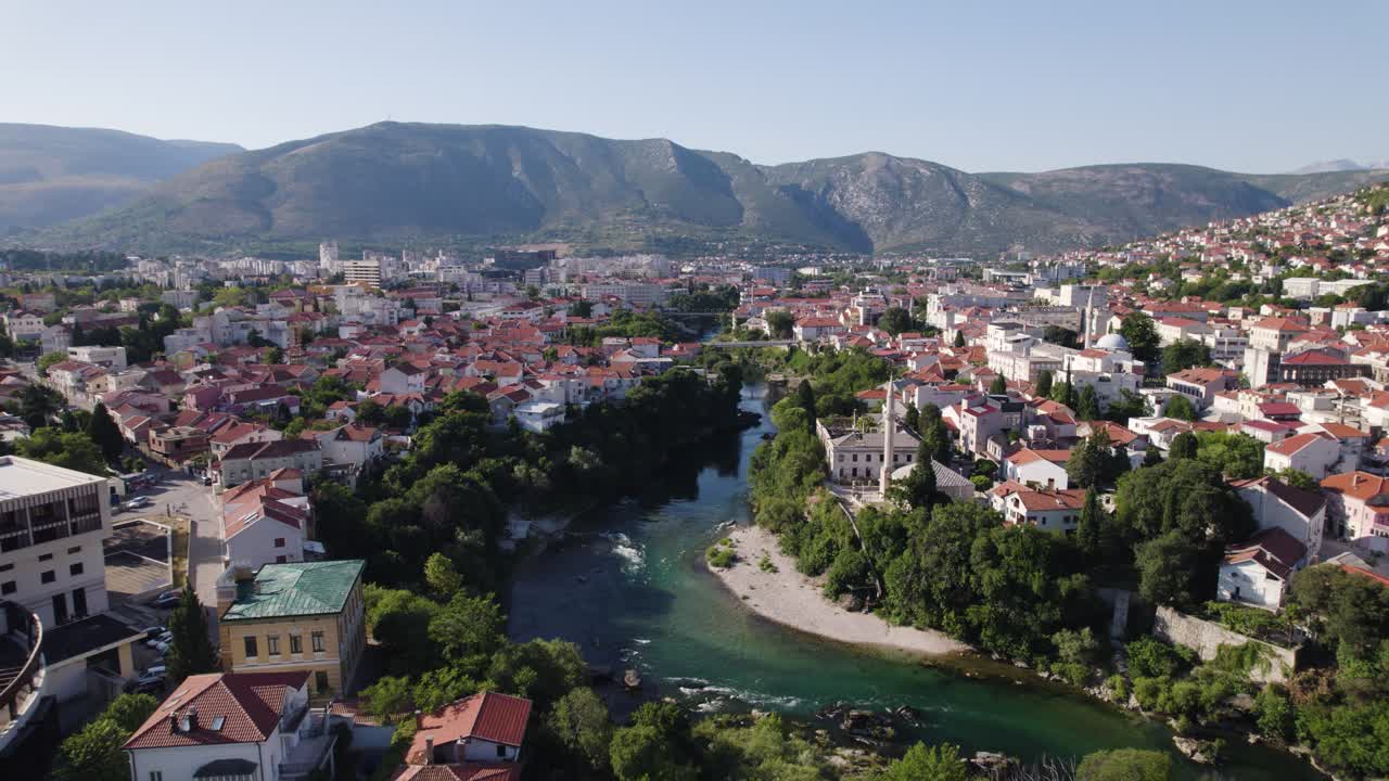 vista aérea de mostar: puente viejo, río neretva, ciudad histórica