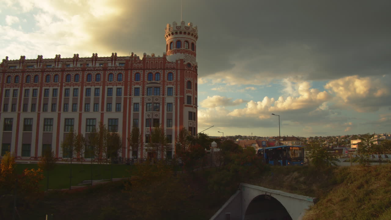 사람들이 szell kalman 광장을 걷고 있습니다.