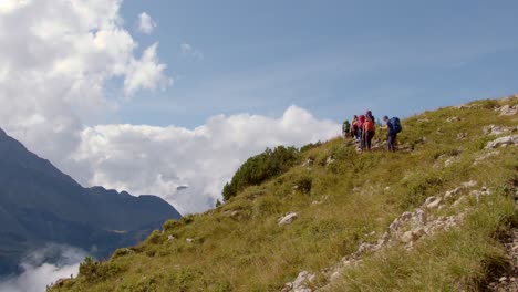 Gente-Haciendo-Senderismo-En-Las-Montañas