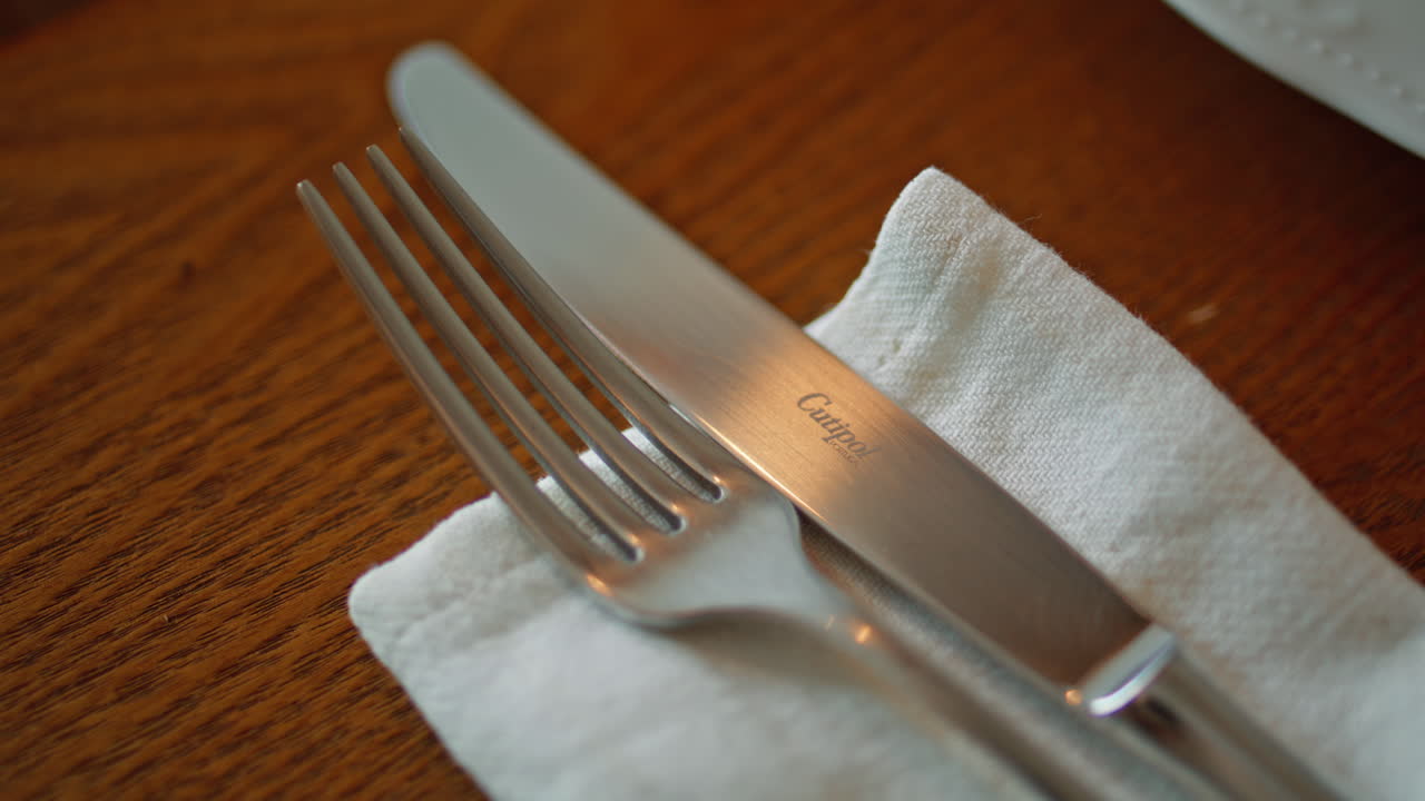 preparación de la mesa con cuchillo y tenedor