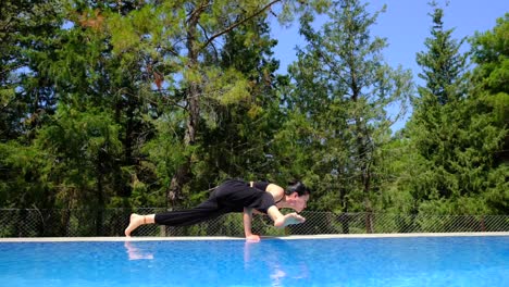 Das-Mädchen-Macht-Yoga-Am-Pool