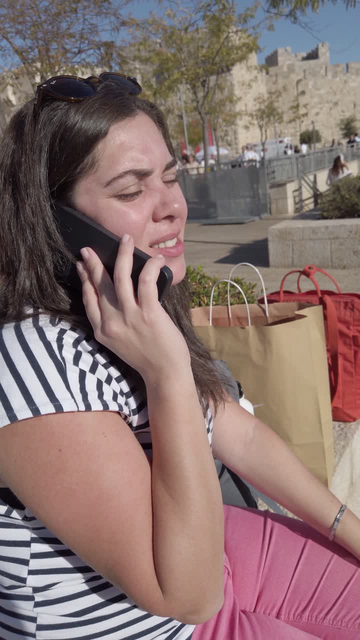 mujer hablando por teléfono en una ciudad
