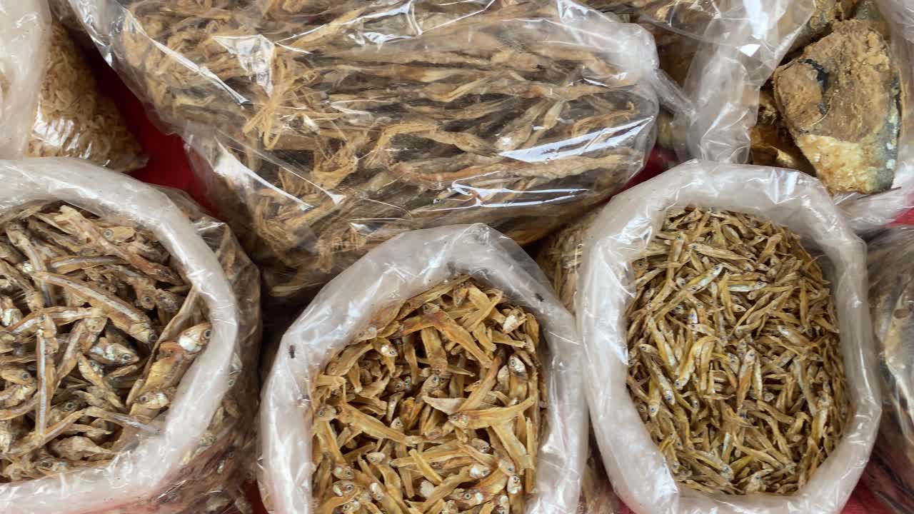 시장에 진열된 다양한 건어물