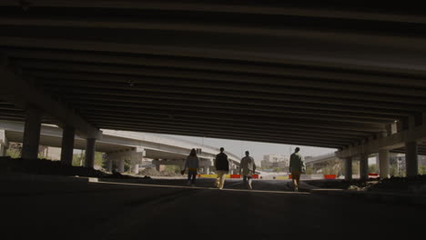 equipo de baile caminando por la carretera