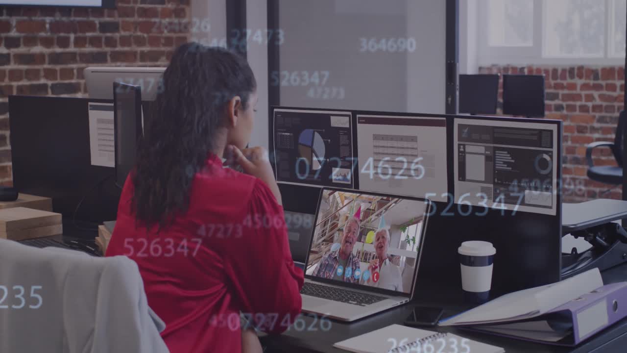 animación de números cambiando sobre mujer usando computadora portátil en videollamada