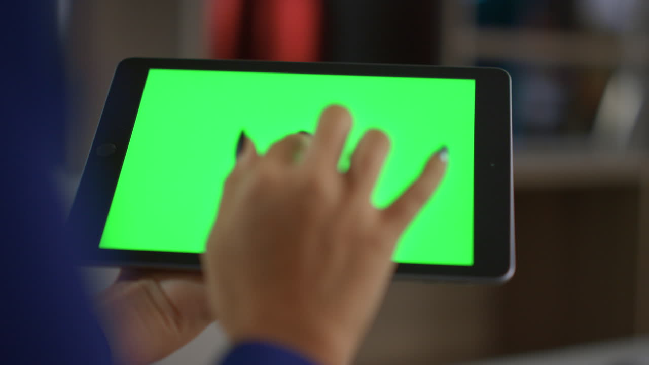 사업가 여성이 집 사무실에서 태블릿 크로마 키를 사용하여 인터넷 데이터를 서핑합니다.