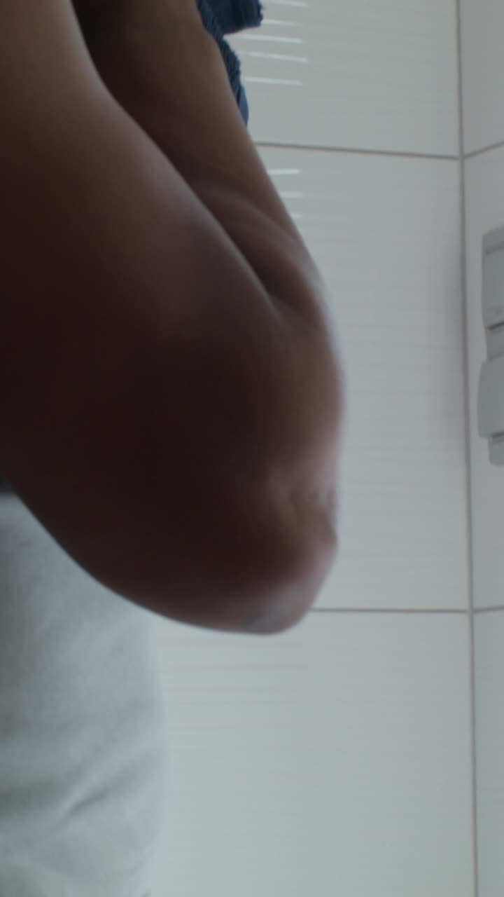 hombre lavándose la cara en el baño