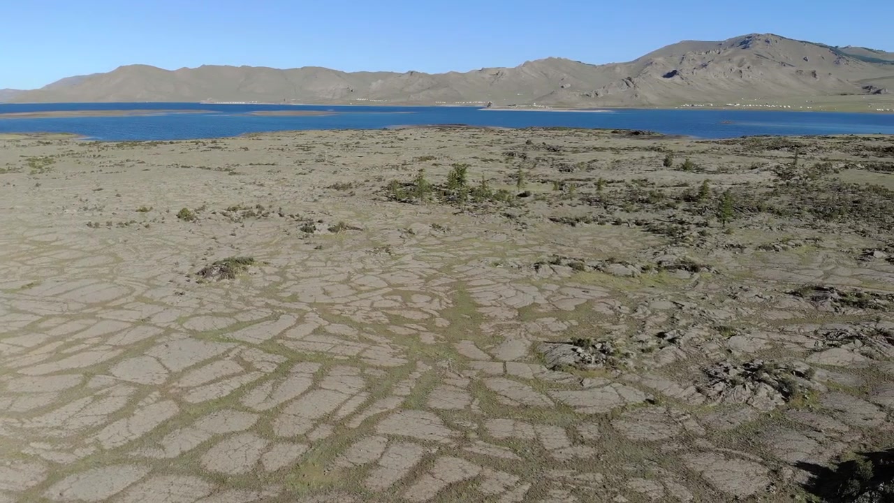 Moğolistan'da Volkanik Lav Alanı ve Gölün Havadan Görünümü