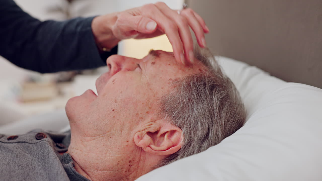 남편, 병에 걸려 집에 누워 있고 배우자의 보살을 받고 있습니다.